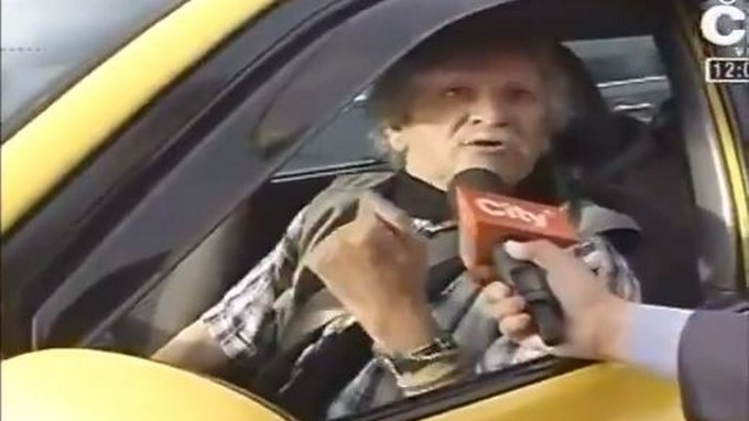 VIDEO:”Yo de padre los cogía a juete”, taxista arremete contra estudiantes y en redes no se la perdonan