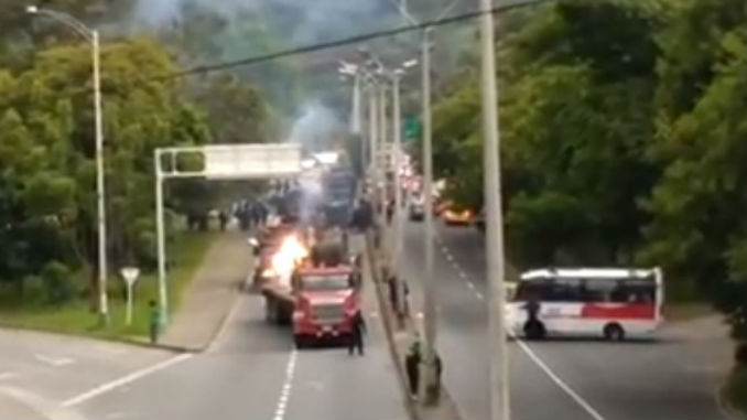 VIDEO: Encapuchados por poco y le prenden candela a un camión en medio de disturbios al frente de la UdeA