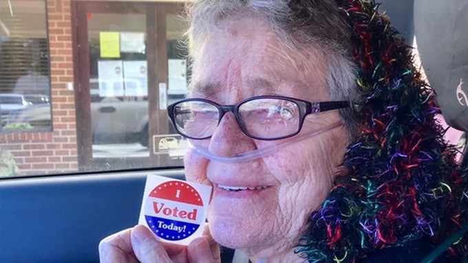 A los 82 años, Grace Lou Phillips quiso votar por primera vez (Terri Griffith/The Washington Post)