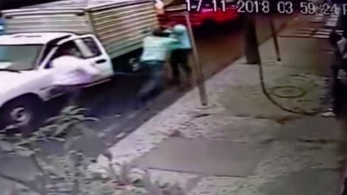 VIDEO: Conductores pelean a golpes y dos ladrones aprovecharon para robarles