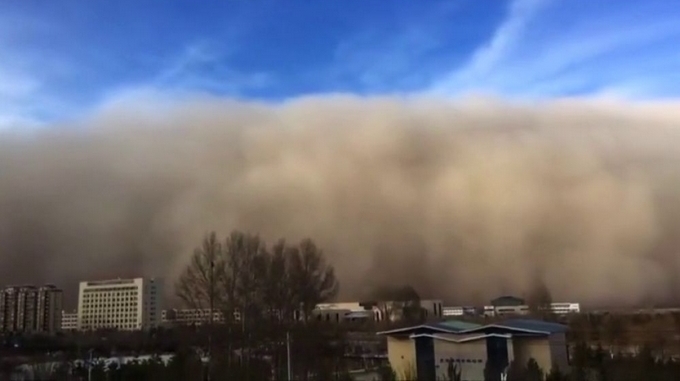 Video: Impresionantes imágenes de una tormenta de arena que azotó una ciudad de China