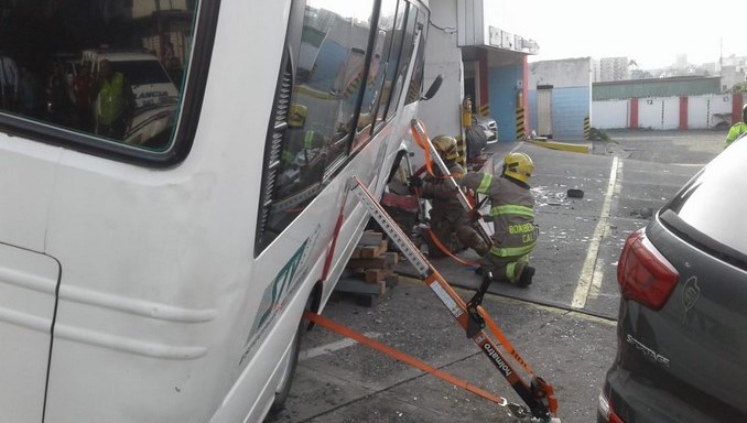 Tres menores heridos dejó el accidente de una buseta escolar en Cali