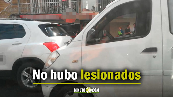 Camioneta y vehículo tipo van colisionaron en la avenida Colombia de Medellín