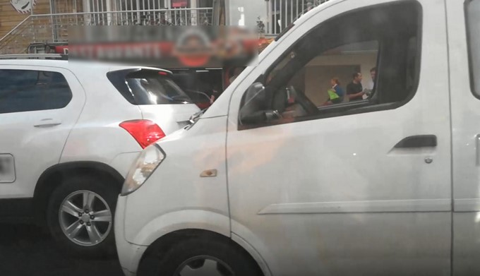 Camioneta y vehículo tipo van colisionaron en la avenida Colombia de Medellín