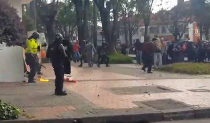 VIDEOS: Atacan instalaciones de RCN Radio en Bogotá. Un policía habría resultado herido