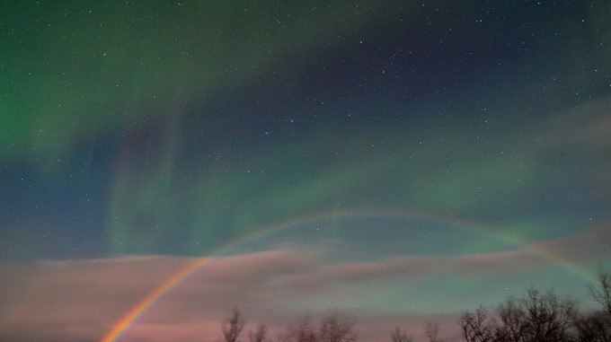FOTO: Aunque lo veas, te será difícil creer… Arcoíris se junta con aurora boreal