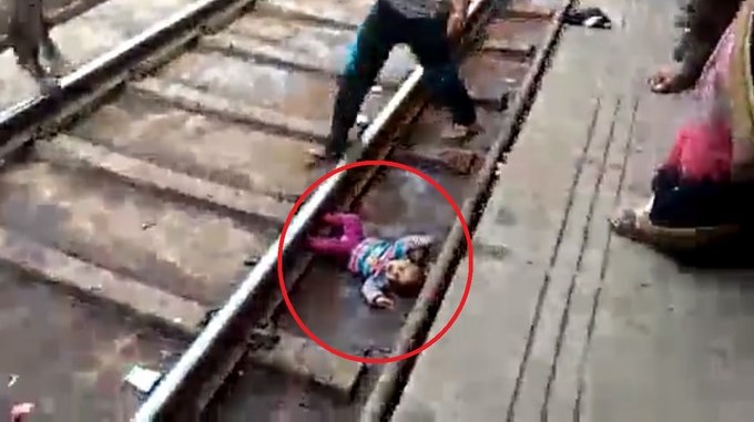 VIDEO: Un tren pasa por encima de bebé que quedó atrapada en los rieles