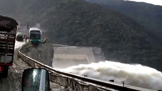 VIDEO: Bus estuvo a punto de caer al vertedero en Hidroituango