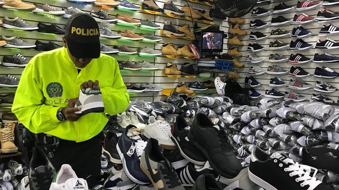 Dos personas fueron capturadas por comercializar calzado de contrabando en el centro de Medellín