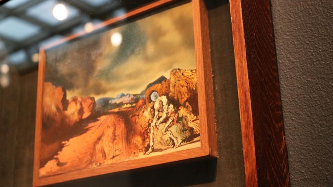 Detalle del cuadro de Salvador Dalí "Hombre con la cabeza de hortensias azules" (1936) en una exposición del pintor catalán. EFE/Archivo