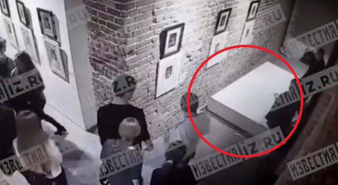 VIDEO: Jóvenes dañan grabados de Dalí y Goya por culpa de una selfie fallida 2 Captura tomada de Twitter: @izvestia_ru