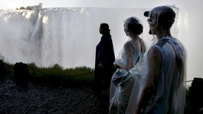 Foto de archivo de unos turistas observando las cataratas Victoria en Livingston, Zambia. EFE/Archivo