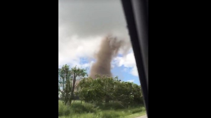 VIDEO: Una familia graba un enorme tornado en una carretera