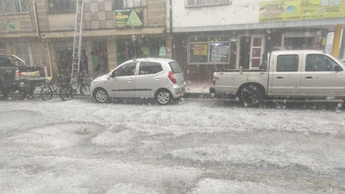 EN VIDEOS: ¡Qué “nevada”! Blancas quedaron las calles de Bogotá tras fuerte granizada