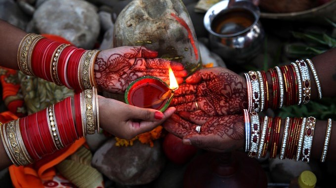 Miles de hindúes se lanzan al río Yamuna en honor al dios de la prosperidad