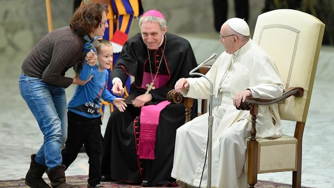 Francisco sobre niño que se robó el show en su audiencia; es argentino, por tanto, “indisciplinado”