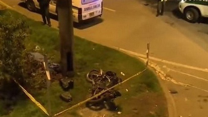 VIDEO: Motociclista se estrelló contra un poste y cayó al vacío desde un puente vehicular