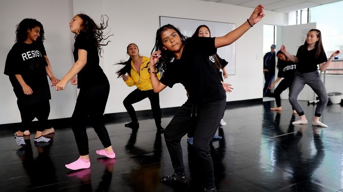 Movtómico, el colectivo juvenil que pasó el muro y bailó con Waters en Bogotá 2 movtomico jovenes bailo waters