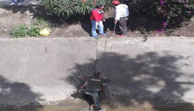 Policía rescató a un adulto mayor que cayó accidentalmente a un caño en Boyacá