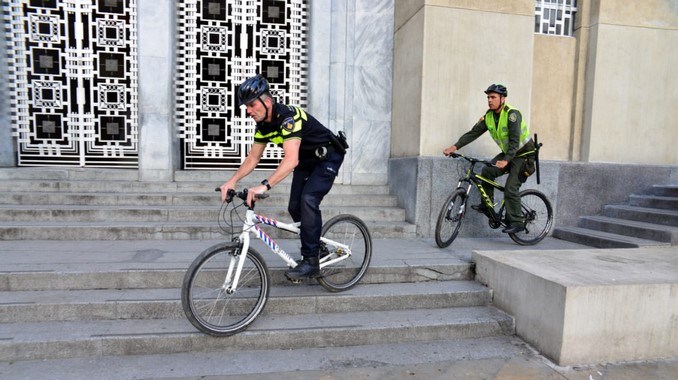 Policías de Holanda capacitan a uniformados de Medellín en patrullajes en bicicleta