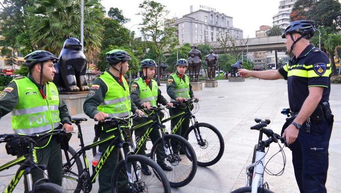 Policías de Holanda capacitan a uniformados de Medellín en patrullajes en bicicleta