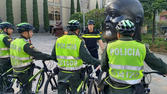 Policías de Holanda capacitan a uniformados de Medellín en patrullajes en bicicleta