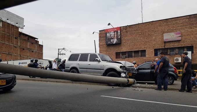 Poste de energía cayó sobre un vehículo cerca a Punto Clave, en Medellín