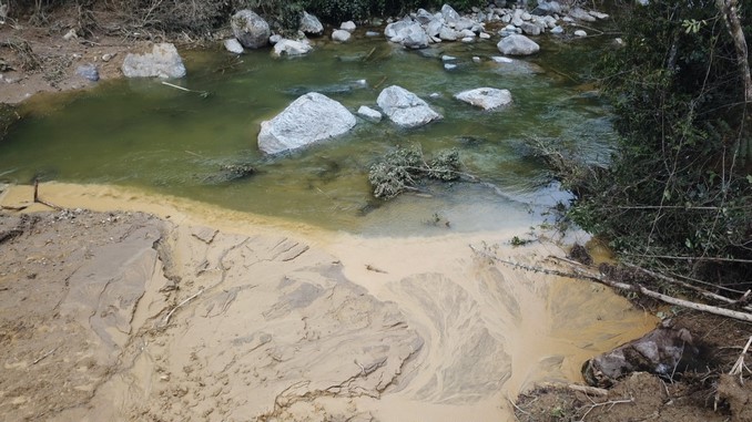 Por represamiento de río en San Carlos, Antioquia, tres municipios permanecen en alerta