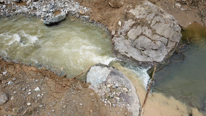 Por represamiento de río en San Carlos, Antioquia, tres municipios permanecen en alerta