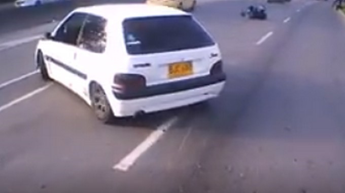 EN VIDEO: ¡Iba a pura …! Tumbó a un motociclista y se dio a la fuga