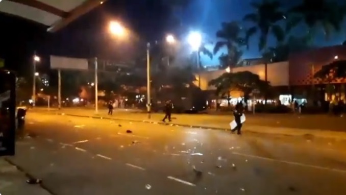 Peleas, heridos y policías lesionados dejaron desmanes al término de la final en el Atanasio