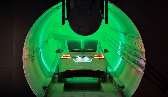Elon Musk presenta su prototipo de túnel para transportar a pasajeros en cabinas o impulsarlos en sus propios vehículos