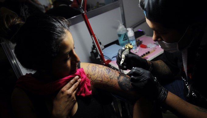 Una mujer se realiza un tatuaje