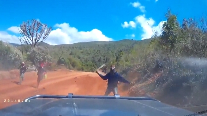 Video: Dramático momento en que una pareja fue atacada con machete por rebeldes en Kenia