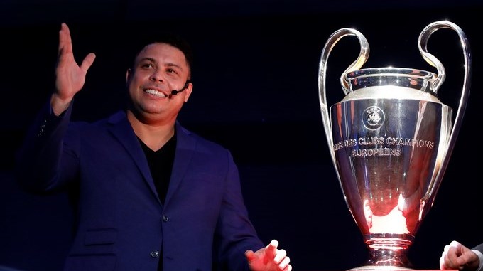 Con el himno de la Champions están "cagados", declaraciones de Ronaldo al posar con el trofeo 1 Ronaldo Nazario 2