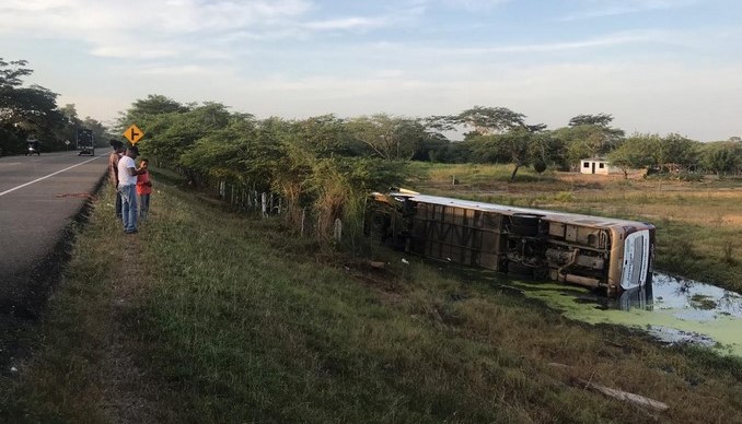 Bus se volcó en vía del Atlántico dejando al menos 21 heridos