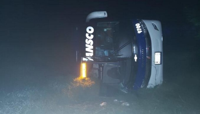 Bus se volcó en vía del Atlántico dejando al menos 21 heridos