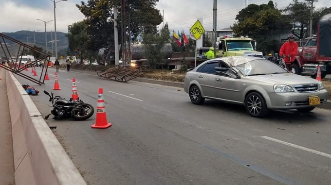 A motociclista le cayó encima una grúa plumilla y murió en el accidente