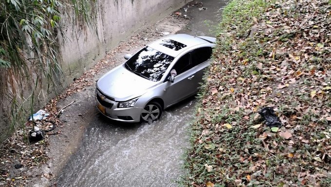 Vehículo en la canalización