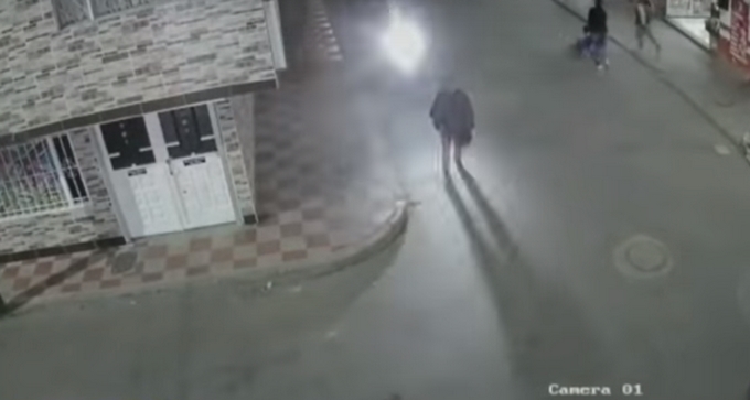 Video: Motociclista atropelló a una anciana e intentó escapar sin auxiliarla