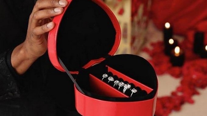 Propuesta de matrimonio con seis anillos de diamantes/ Tomada de Instagram: @themeit_inc