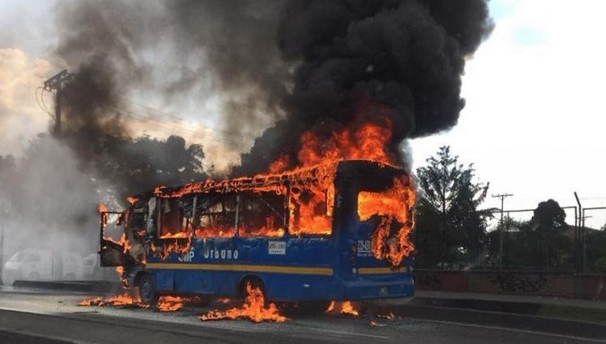 VIDEOS: Bus del SITP se incendió frente a Salitre Mágico. No hay heridos