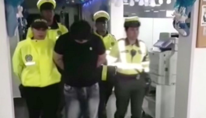 Capturaron a vendedor de almacén en Bogotá que habría grabado a una patrullera mientras se cambiaba
