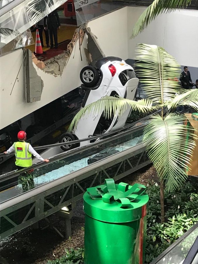 Vehículo cayó sobre las escaleras eléctricas de un centro comercial en Bogotá