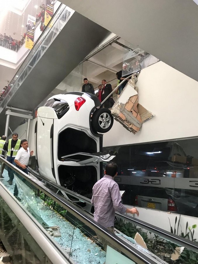 Vehículo cayó sobre las escaleras eléctricas de un centro comercial en Bogotá