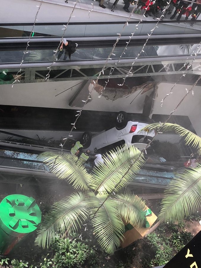 Vehículo cayó sobre las escaleras eléctricas de un centro comercial en Bogotá