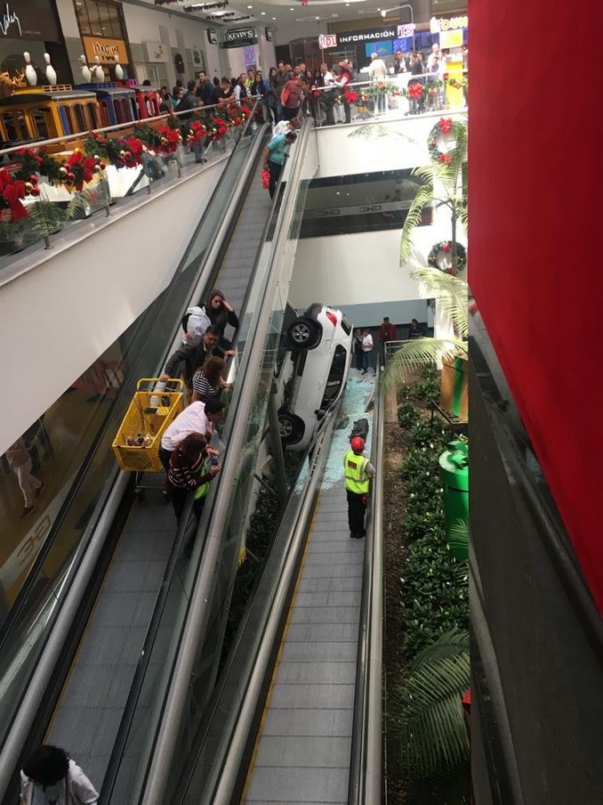 Vehículo cayó sobre las escaleras eléctricas de un centro comercial en Bogotá