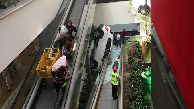 VIDEOS Y FOTOS: Sobre las escaleras eléctricas, así quedó un vehículo que cayó de un sótano en centro comercial de Bogotá