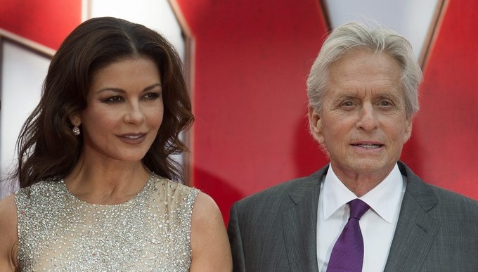 Imagen de archivo del actor estadounidense Michael Douglas (d) y su esposa la actriz británica Catherine Zeta-Jones. EFE/Archivo