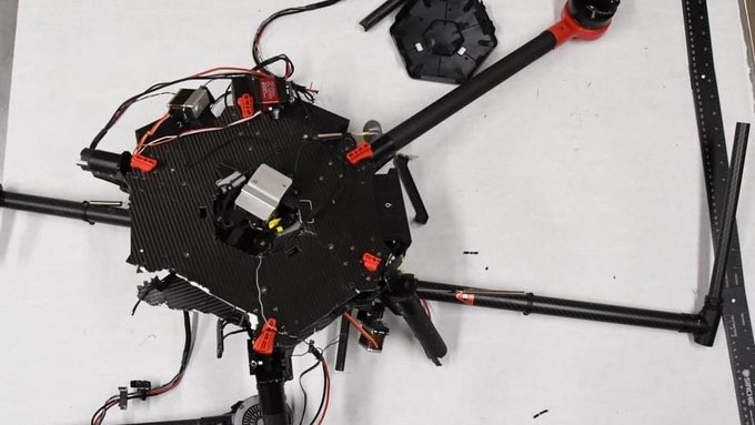 Fotografía cedida por la oficina del alguacil del condado Martin donde aparece el dron con el que Cassandra Kerr (40) y su hija, Concetta Didiano (22), intentaban surtir de tabaco y teléfonos celulares a un recluso de una cárcel de Florida. EFE/Martin County Sheriff's Office